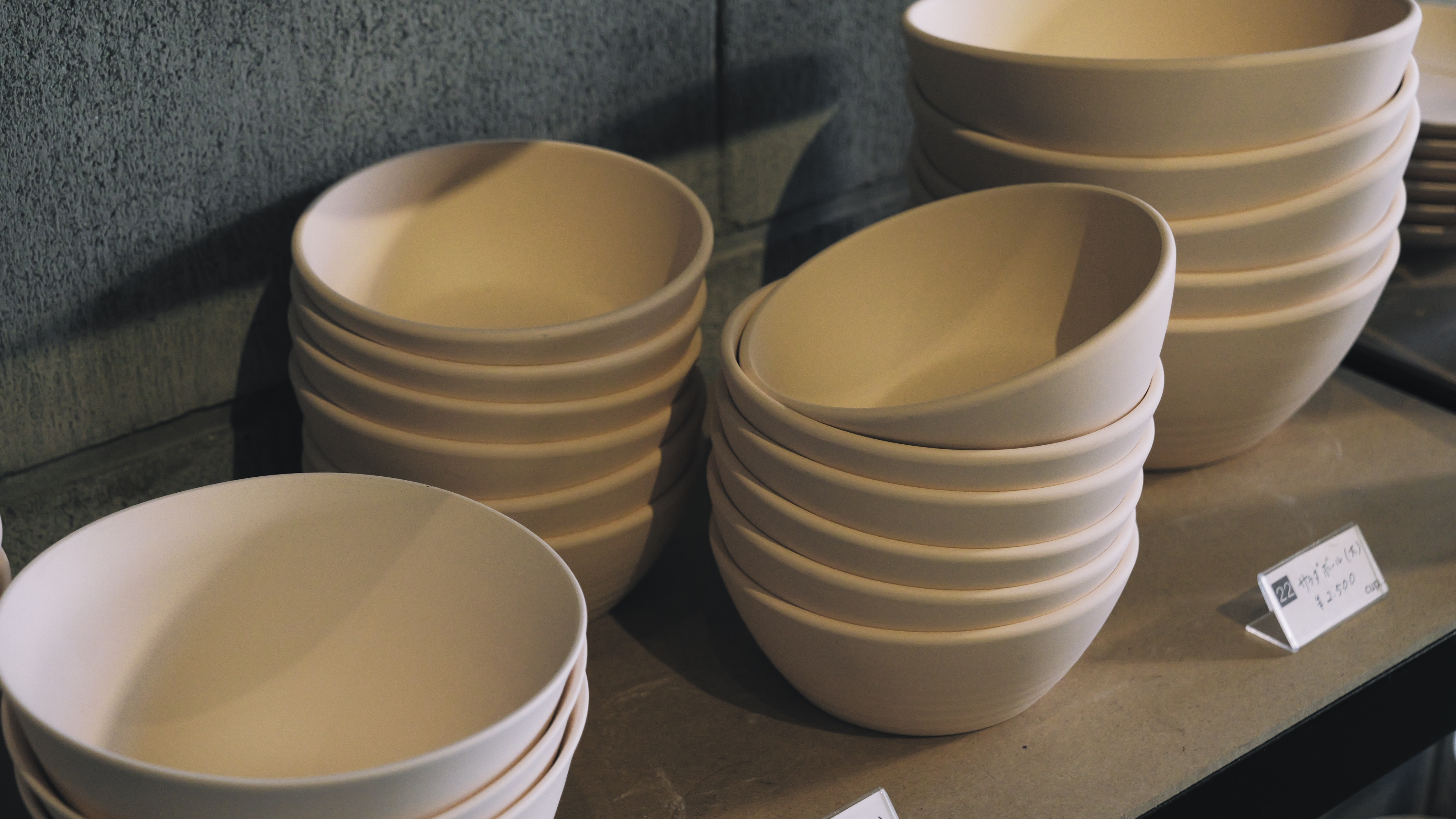 手描きの器とコーヒー