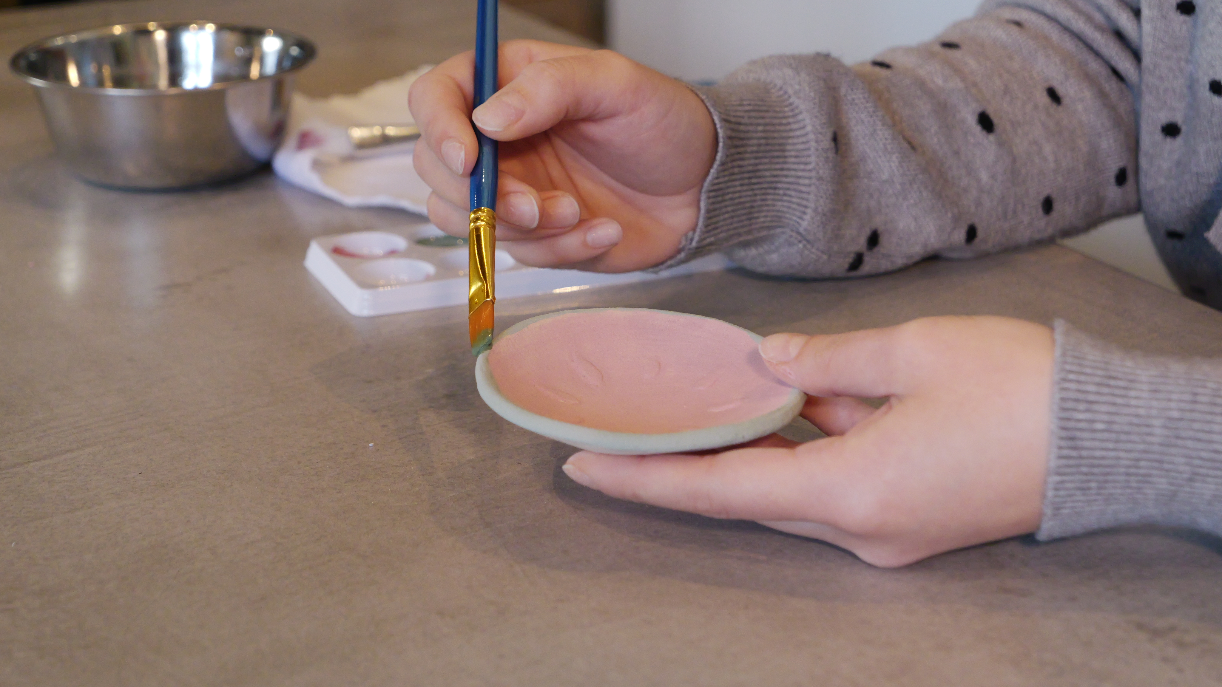 陶芸絵付けとカフェ空間