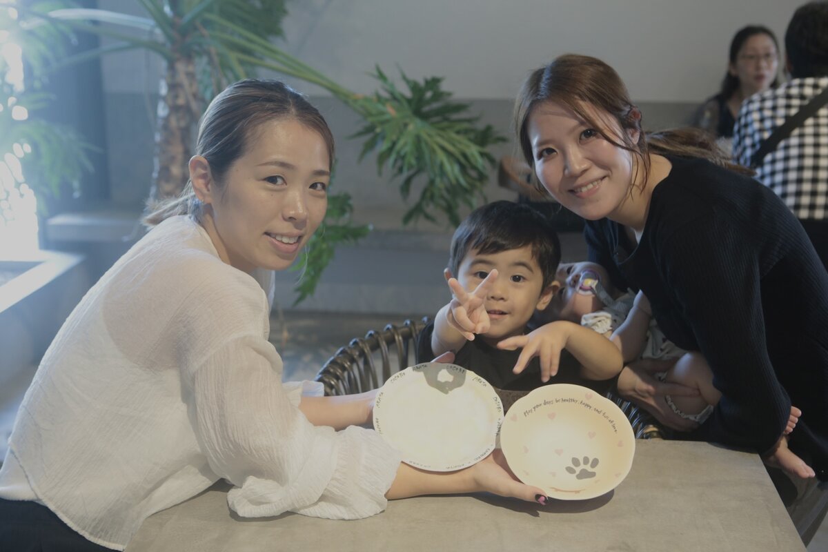 木漏れ日が差し込むテーブルと器