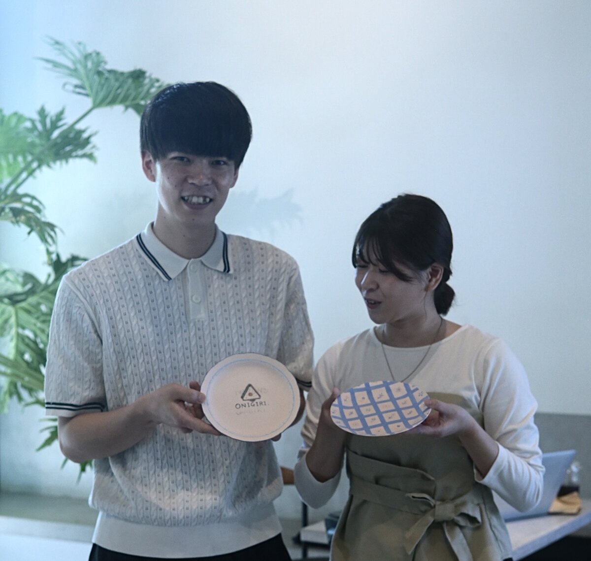 工具と素材が整然と並ぶ制作棚